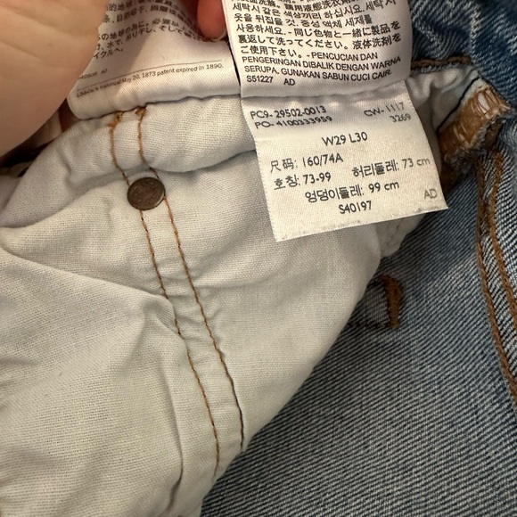 Distressed Levi’s blue jeans - Picture 4 of 4